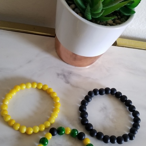 GREEN, BLACK AND YELLOW  HANDMADE BRACELET. B20006 - Picture 3 of 4